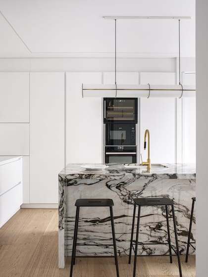 Lámpara tubular ‘Endless Straight’ de Jason Miller, amoblamiento de piso a techo con acabado mate y grifería cobreada.