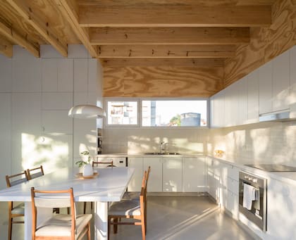 Lámpara Vita 50 (Glitter). La mesa y la mesada de la cocina fueron confeccionadas con materiales reciclados de otra obra.