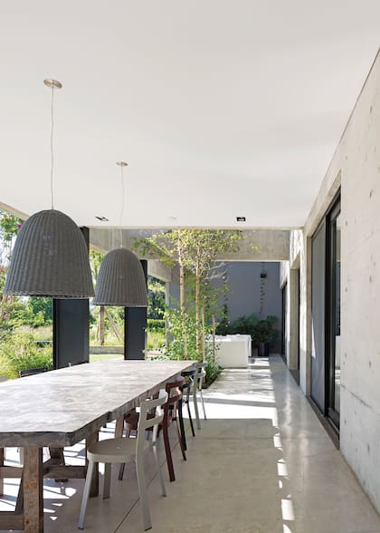 Lámparas ‘Bell 95’ (Gervasoni), mesa de zinc con patas de madera (Pablo Ledesma) y sillas de exterior ‘Thor’ (Emu, Italia).