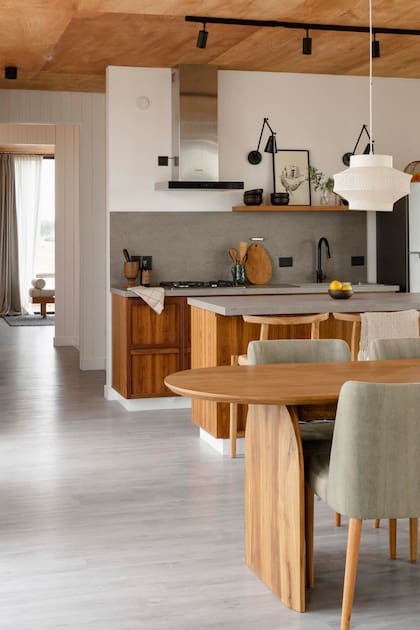 Lámparas colgante de red de algodón tejida (La Feliz), mesa y sillas (Inés Coviello).