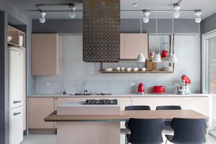 Lámparas colgantes (A3). Instalaciones eléctricas a cargo de Martín Soqueff. Melamina ‘Himalaya’ (Faplac) en los muebles de cocina diseñados por Soqueff y llevados a cabo por @todoamededidavaldez. Con melamina 'Scotch' (Faplac) se le hizo un reborde a la isla que culmina en mesa.