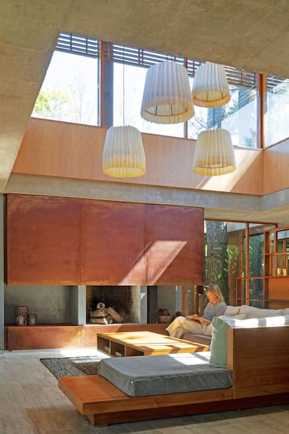 Lámparas colgantes (Issei BA). Sillón de goiabao hecho a medida (Natalia Blanco para Estudio Haiku). Mesa en petiribí (Arq. Bárbara Berson).