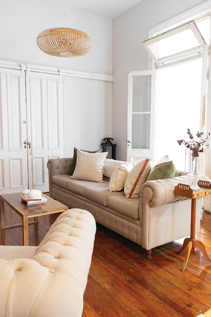 Lámparas de fibras naturales (@altoranchocom), almohadones en pana verde oliva y otros con fuelle en habano (@gilligansdeco)