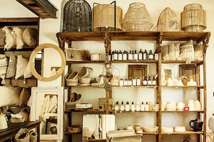 Lámparas de hilo Kraft, espejos de madera recuperada y pequeños objetos artesanales, acompañan la onda rústica y natural que propone Delfi Gismondi Deco Handmade. 
