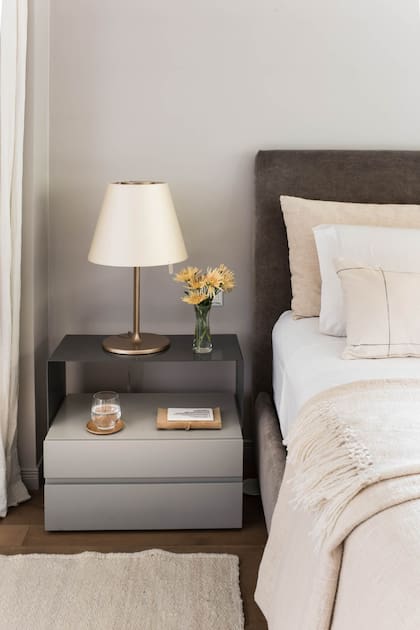 Lámparas de mesa ‘Melampo Table’ de Artemide (Griscan). Mesas de luz diseñadas a medida por el equipo de interiorismo. Cama y respaldo en pana gris topo (De Levie), textiles de Home Collection y Elementos Argentinos.