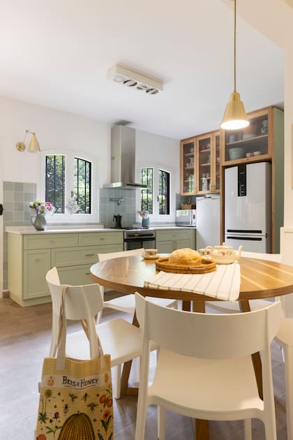 Lámparas de Nómade Iluminación. Sillas ´Río'. Alzada con azulejos de Syria Cerámicos. Muebles laqueados en verde (Arq. Delfina Jordán).