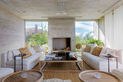 Lámparas de pie y mesas de arrime (todo, showroom de Shilton-Stefani Arquitectos). Libros (El Ateneo). Alfombra de yute rústico (Alfombras Alsina).