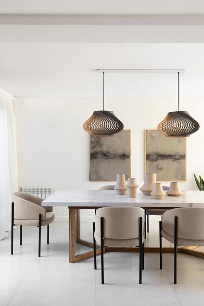 Lámparas de techo (Lämmin), sillas (Lobo), piezas de papel maché (Mamá Elefanta), cuadros (Lola Pérez Studio)