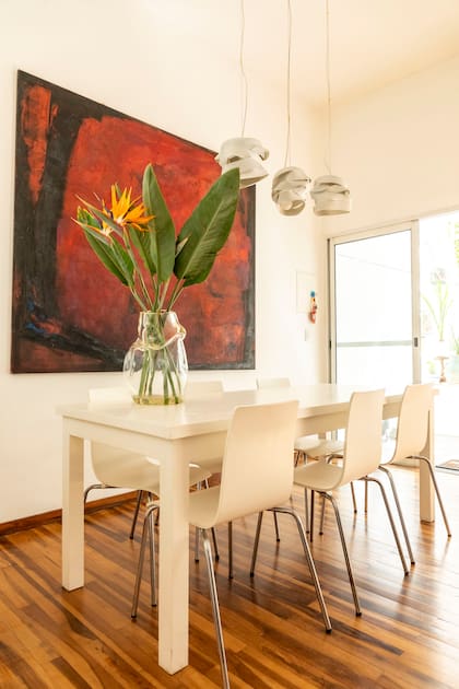 Lámparas del comedor (Porcelana Borghi). Pieza a modo de florero diseñado por Manghi y cuadro pintado por ella misma.