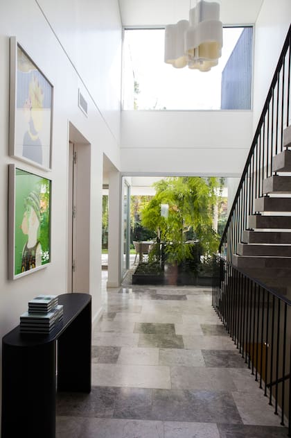 Lámparas 'Flag' 2021, diseñadas por Cristian Mohaded hechas con la tela de las cortinas 'Duette' de Hunter Douglas (Mínimo Lighting). Piso de mármol (De Stefano).