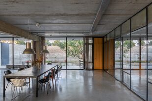Lámparas galponeras que habían usado en el estudio de arquitectura; mesa con tapa de mármol 'Ebony Crystal' montada sobre una estructura de caño pintado (Estudio Benito).