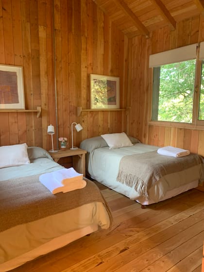 Lámparas (Iluminación Agúero), cuadros bordados con hilo de seda sobre picote teñido a mano con cochinilla (Taller de Rodríguez) y mantas de lana (Sachamama).