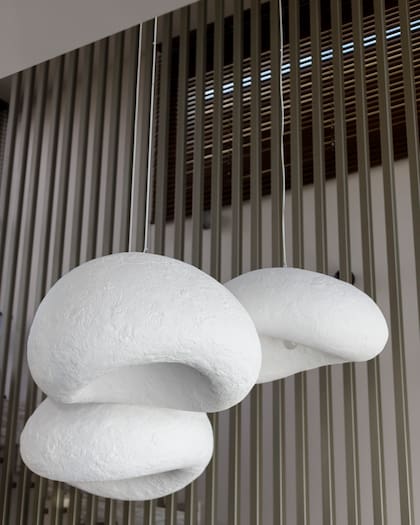 Lámparas modelo 'Khmara' (nube en ucraniano), del arquitecto, diseñador y ceramista Sergey Makhno.