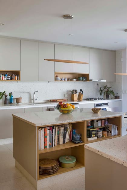 Lámparas (Wolff Iluminación). Mesadas y alzadas de terrazo personalizado (Pimux) a partir de una mezcla elegida por los dueños de casa. Muebles de cocina ‘Milano’ (Balunek) laqueados en color ceniza.