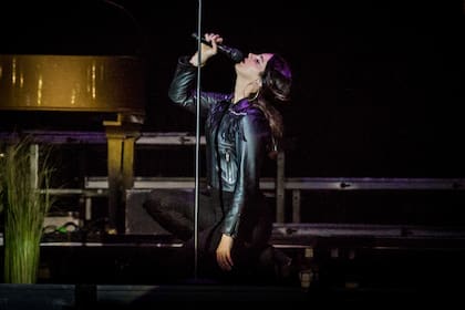 Lana del Rey estuvo muy cariñosa con sus fans: bajó a saludarlos, recibir regalos y sacarse selfies con ellos