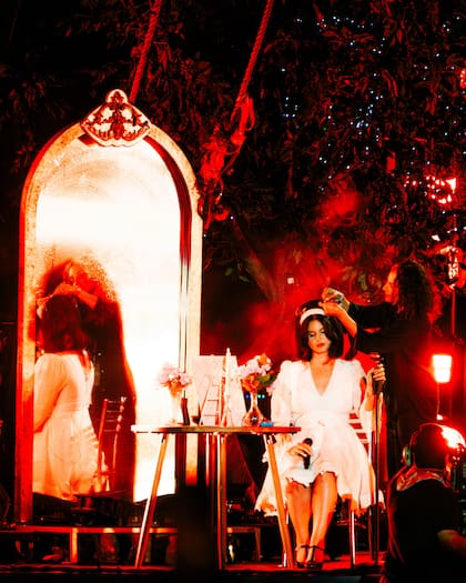 Lana Del Rey recibiendo un "retoque" en medio de su show