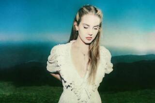 Lana del Rey, más íntima y despojada en Chemtrails over the country club