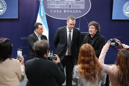 Lanari, Adorni y Milei, con periodistas, en la Casa Rosada