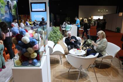 Lanas y tejedoras en el Pabellón Ocre