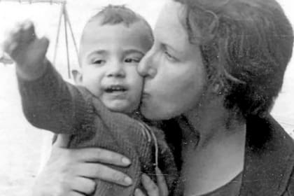 Lanata de pequeño junto a Angélica, la mujer que lo adoptó