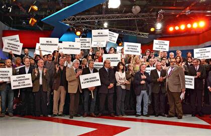 Lanata reunió a periodistas en su programa para exigir que el Gobierno cumpla con su obligación de informar