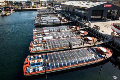 Lanchas de paseo vacías en el puerto de Copenhague; el turismo sufre el castigo de la cuarentena por el coronavirus, pero el gobierno de Dinamarca no quiere liberar las medidas restrictivas todavía