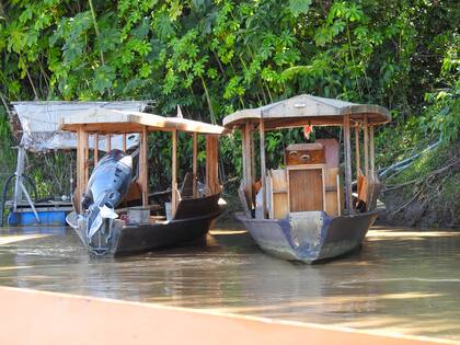 Lanchas para salir a recorrer el río.