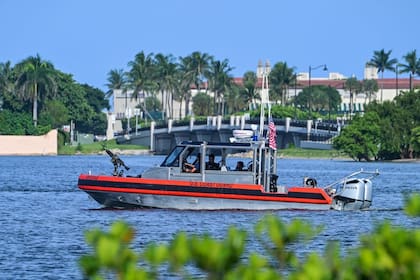 Lanchas patrullan las inmediaciones de Mar-a-Lago, donde reside el líder republicano y presidente electo, Donald Trump.