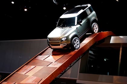 Land Rover Defender. Regresa uno de los reyes del off-road con los modelos 90 (4 cilindros turbo, 296 HP) y 110 (6 en línea turbo, 395 HP)