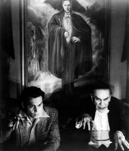 Landau recupera el aliento del Drácula clásico junto a Johnny Depp en Ed Wood. Detrás, un retrato del verdadero Bela Lugosi