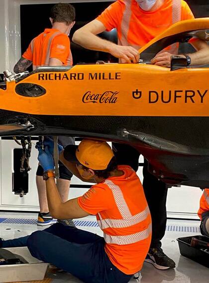 Lando Norris desarma el auto de Fórmula 1 con ingenieros y mecánicos de McLaren, una señal de cómo el británico forjó la relación con el resto del equipo de Woking