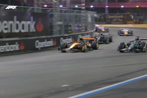 Lando Norris es superado por George Russell en la vuelta inaugural, pero recobrará el segundo puesto en la segunda mitad de la carrera; luego de la bandera de cuadros su McLaren será descalificado por una irregularidad técnica.
