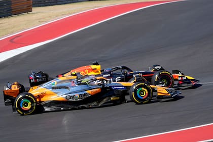 Lando Norris (McLaren) y Max Verstappen (Red Bull) atrás compiten durante la primera curva del Gran Premio de Estados Unidos; ambos pujan por el título de 2024