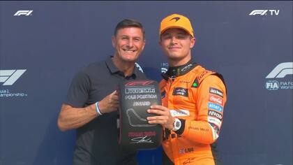 Lando Norris recibió un premio por una pole position en 2024 de manos del exfutbolista de la selección argentina Javier Zanetti.