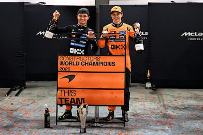 Lando Norris y Oscar Piastri celebraron en Singapur la obtención de la Copa de Constructores, que quedó en manos de McLaren