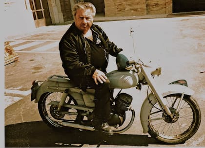 Lanfranco Salvucci en una moto. Muchos clientes de la heladería Laponia llegaban en vehículos de ese tipo y se quedaban un rato, charlando y tomando helado.
