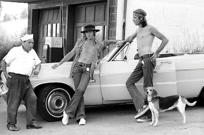 Dos hombes hippies en uno de los eventos musicales más importantes del movimiento, el Woodstock de 1969.