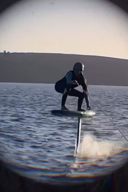 Lange le está enseñando a Juana a dominar la tabla y mantener el equilibrio una vez que logra tomar altura sobre el agua.