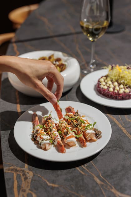 Langostinos asados con yogur y gremolata