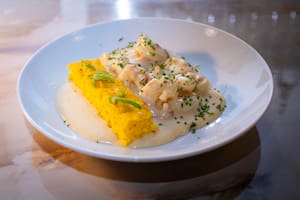 Langostinos con pan de maíz