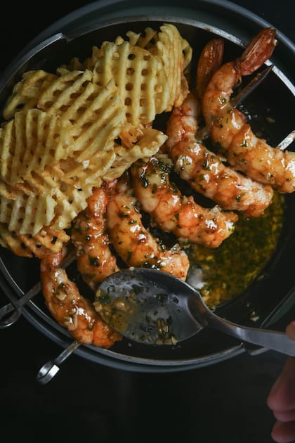 Langostinos con papas rejilla