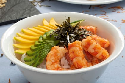 Langostinos en un plato de pocke, la opción deconstruida del sushi. Una preparación que Iwao ofrece en su espacio Krill.