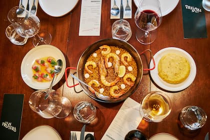 Langostinos, tiradito de chernia y tortilla de papas