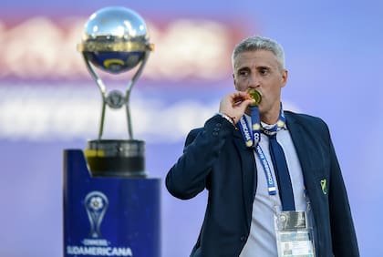 El ex goleador del seleccionado argentino besa su medalla como campeón de la Copa Sudamericana al comando de Defensa y Justicia.