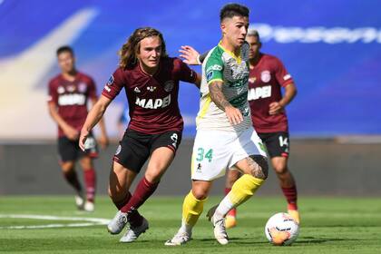 Enzo Fernández se lleva la pelota ante Pepo de la Vega; fue en la final que Defensa y Justicia le ganó a Lanús por la Copa Sudamericana 2020