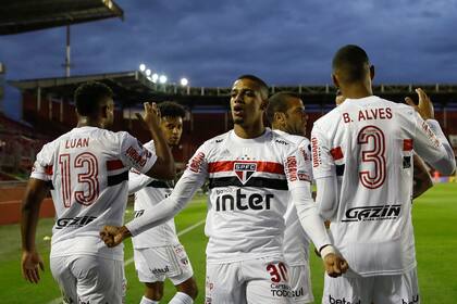 Brenner celebra su gol a Lanús en la Fortaleza