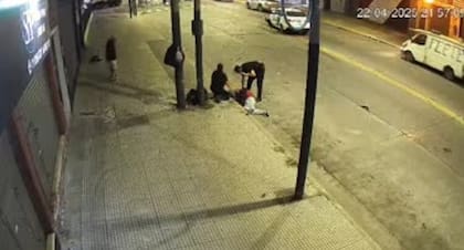 Lanús: un patrullero a contramano y con las sirenas prendidas chocó contra una moto y mató al conductor