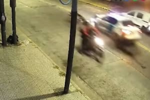 Lanús: un patrullero a contramano y con las sirenas prendidas chocó contra una moto y mató al conductor