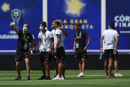 Los jugadores de Defensa se toman fotos en el Kempes, antes de una finall histórica para el club.