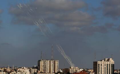 Lanzamiento de cohetes desde la Franja de Gaza a Israel, el lunes 17 de mayo de 2021